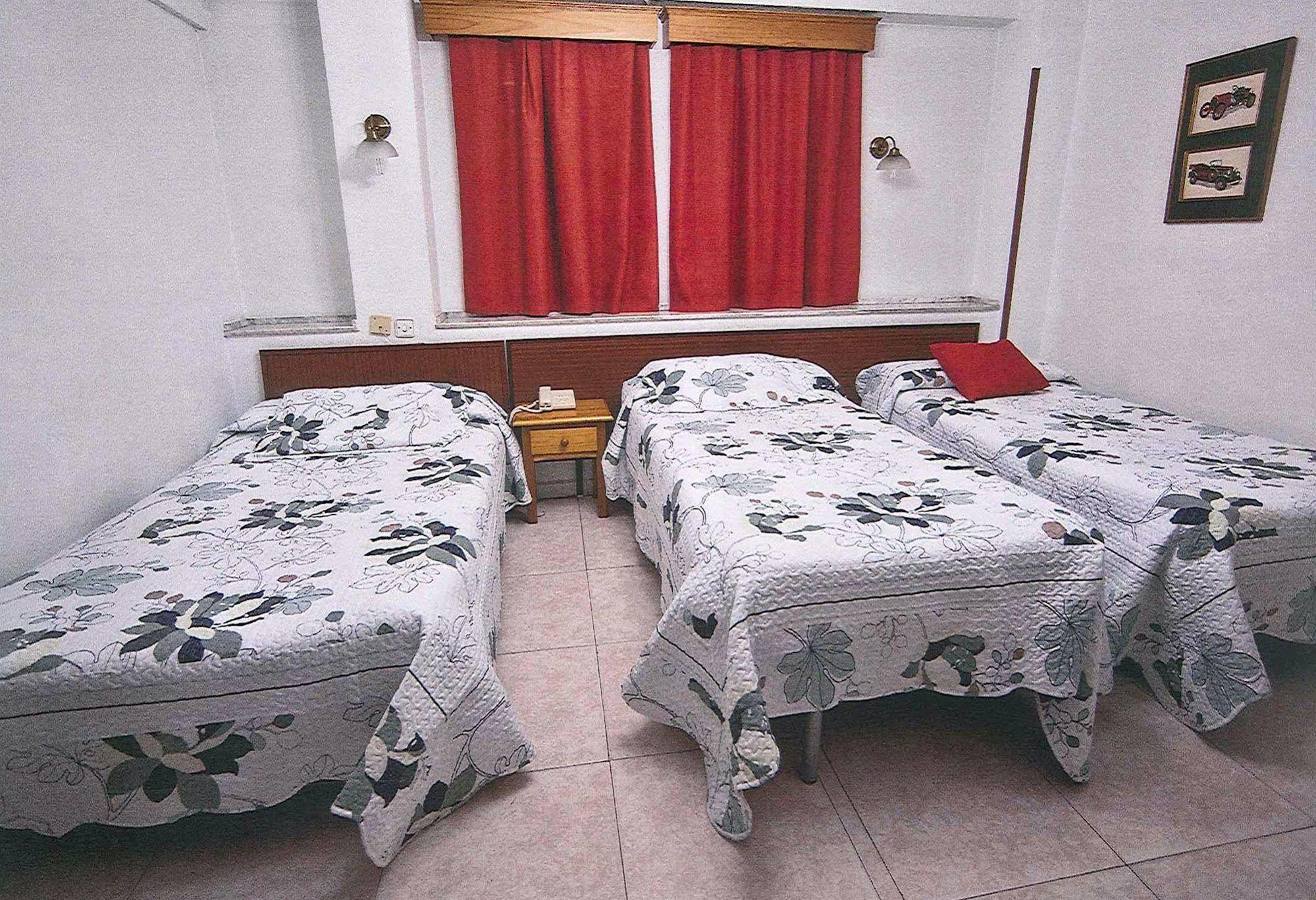 Hostal La Rosa Касерес Экстерьер фото