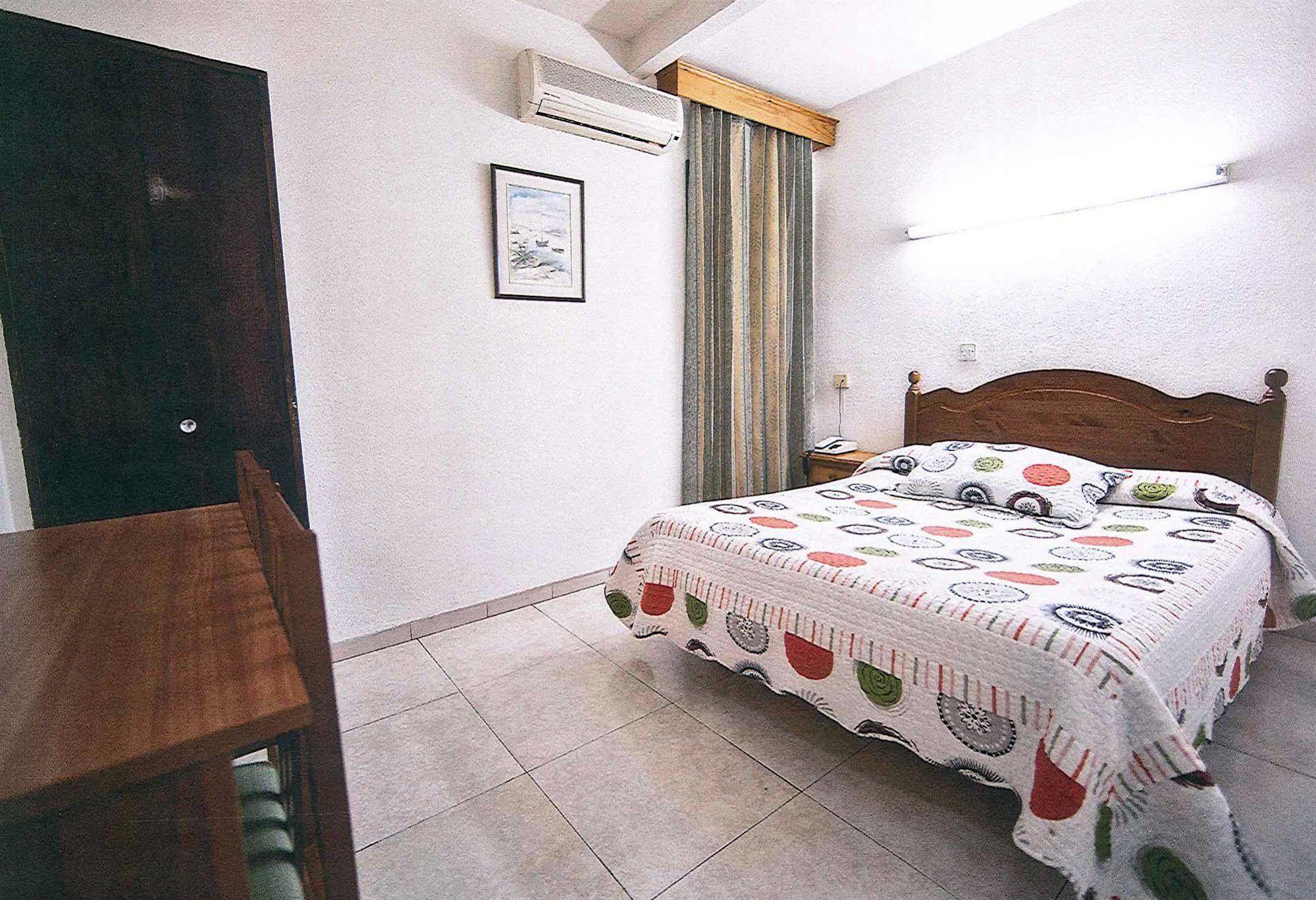 Hostal La Rosa Касерес Экстерьер фото